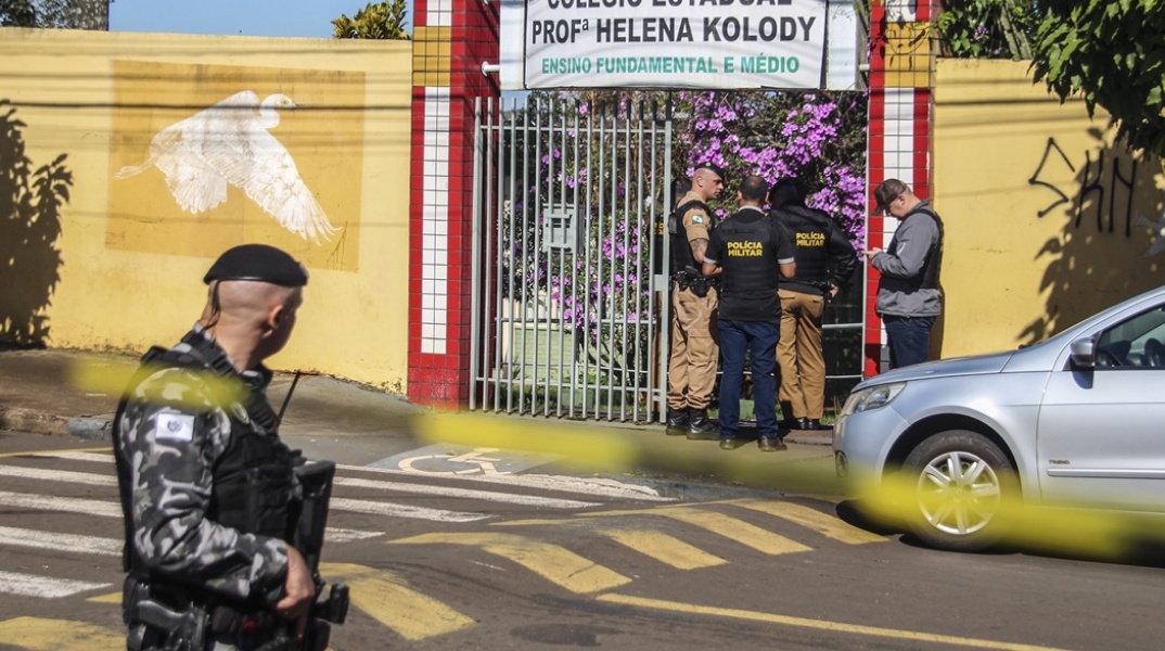 Στρατιωτικοί έξω από σχολείο στη Βραζιλία