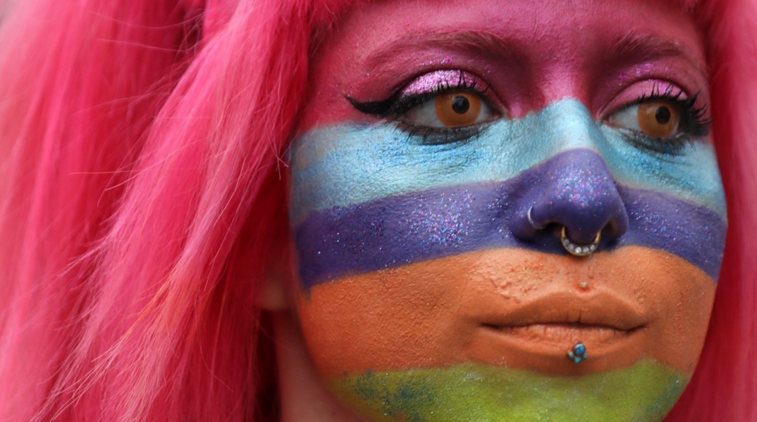 Εσθονία: Η χώρα έγινε η πρώτη στην κεντρική Ευρώπη που θα επιτρέπει τους γάμους ομοφύλων - Υπερψηφίστηκε το σχέδιο νόμου, σε εφαρμογή από το 2024.