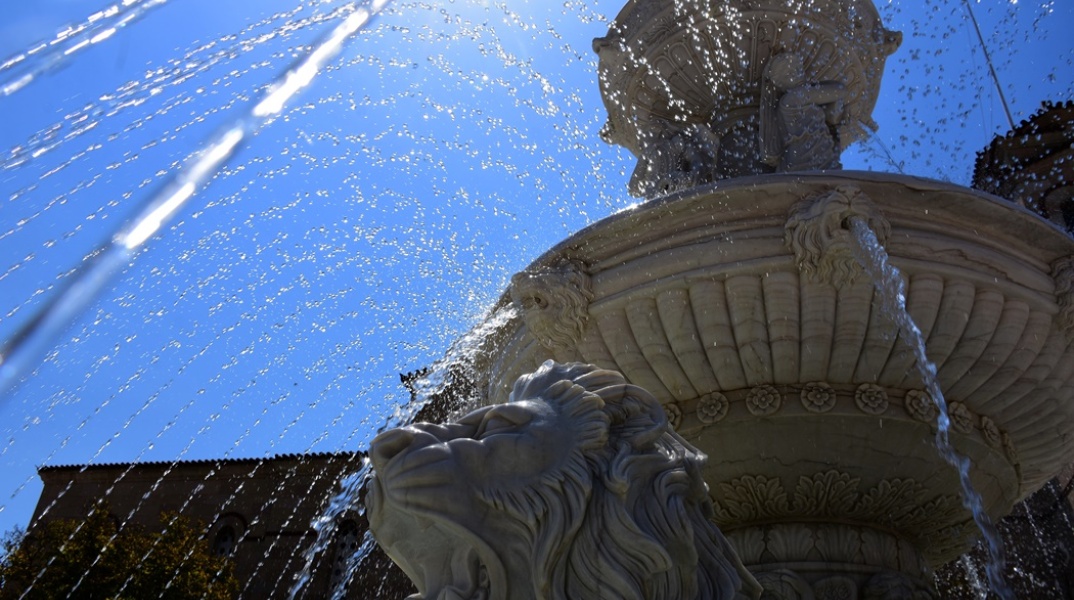 Αγάλματα και σιντριβάνι τη στιγμή που πέφτει το νερό υπό αφόρητη ζέστη