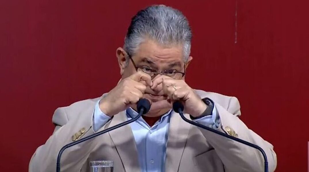 Ο Γενικός Γραμματέας του ΚΚΕ, Δημήτρης Κουτσούμπας, σχημάτισε με τα χέρια του καρδούλα από το βήμα ομιλίας του στην Πάτρα 