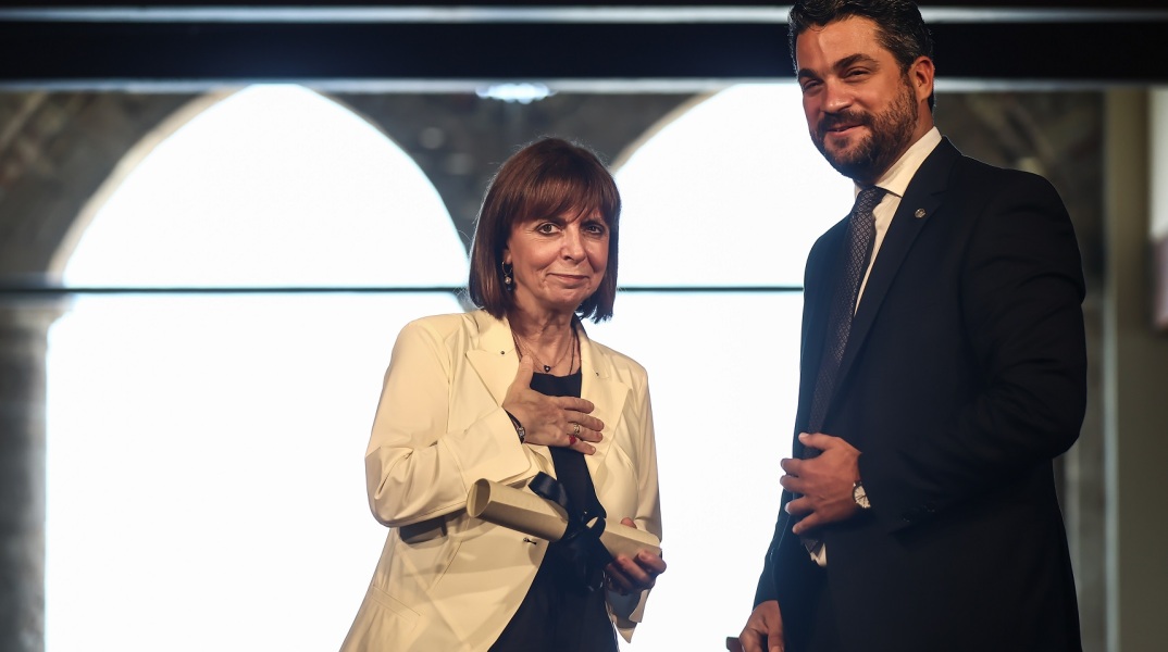 Κατερίνα Σακελλαροπούλου: Ανακηρύχθηκε επίτιμη δημότης Χανίων η Πρόεδρος της Δημοκρατίας - Το ευχαριστήριο μήνυμά της και η αναφορά στο Φεστιβάλ Βιβλίου.