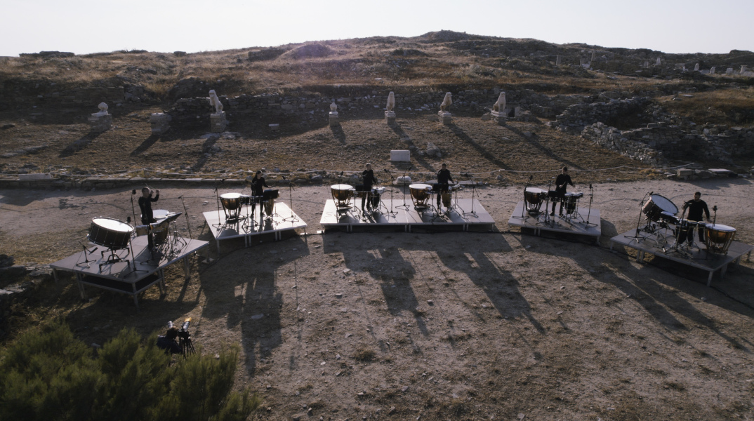 Το σύνολο κρουστών ΤΥΠΑΝΑ ερμηνεύει Ιάννη Ξενάκη στη Δήλο