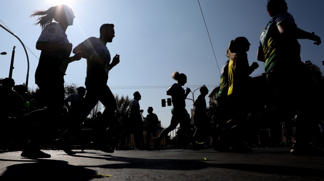 Πολίτες τρέχουν σε αγώνα δρόμου 