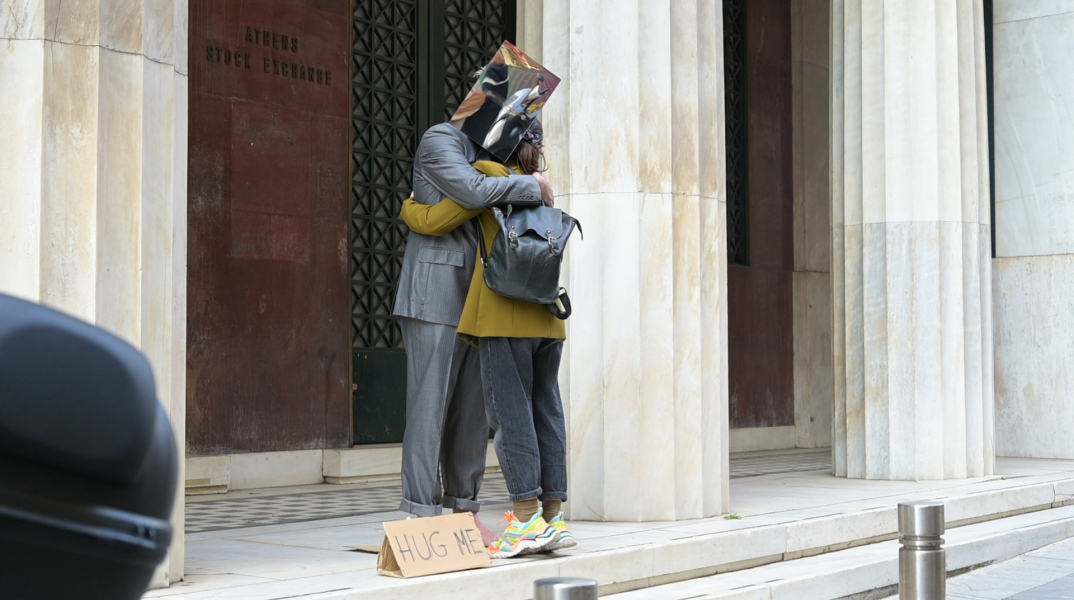 Από την περφόρμανς του Ευάγγελου Παπαδάκη, "Embrassing otherness"