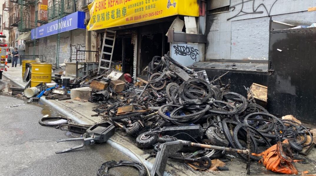 Κατάστημα με ηλεκτρικά ποδήλατα πήρε φωτιά στη Νέα Υόρκη