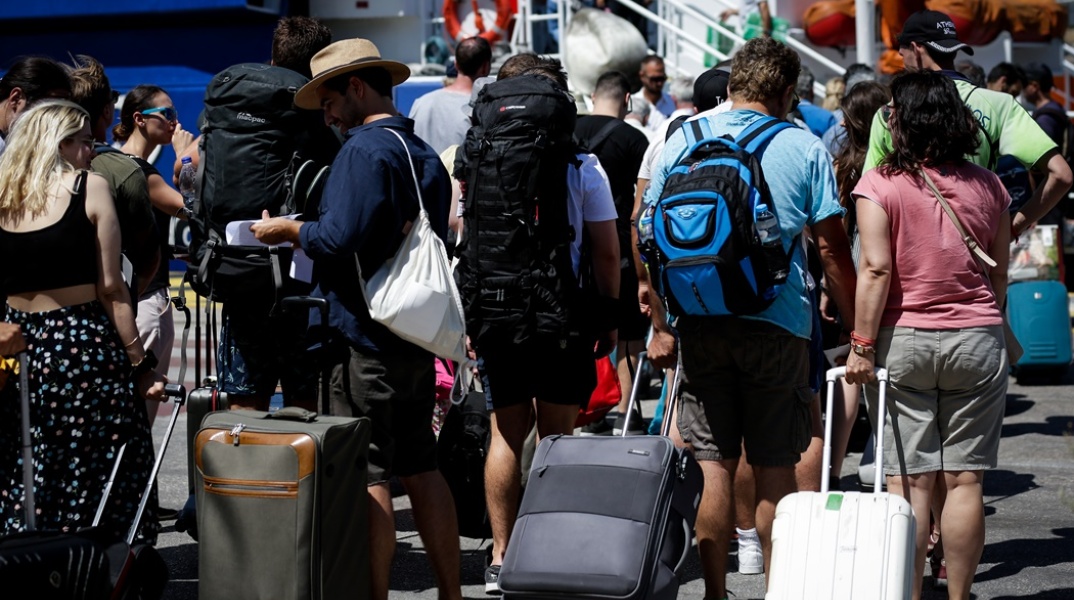 Εκδρομείς σε πλοίο αναμένουν την επιβίβασή τους