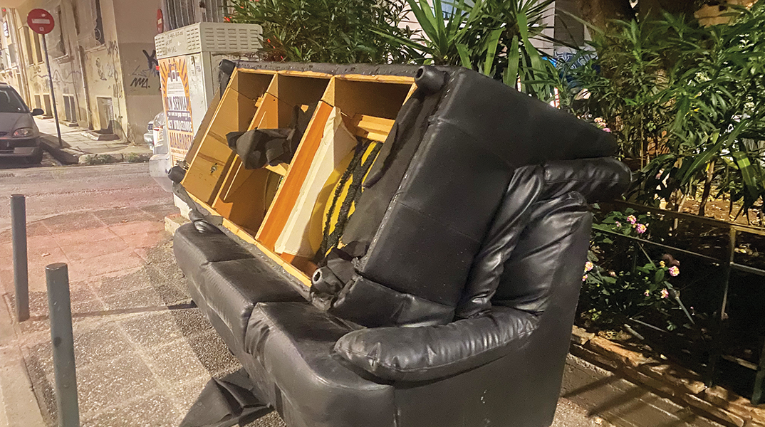 Η συγγραφέας Λένα Διβάνη γράφει για τα ογκώδη απορρίμματα στα πεζοδρόμια της Κυψέλης