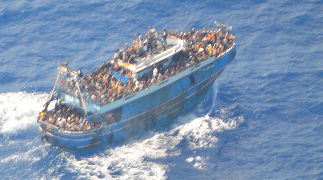 Φωτογραφία που δόθηκε στην δημοσιότητα από το Λιμενικό Σώμα - Ελληνική Ακτοφυλακή και απεικονίζει το αλιευτικό σκάφος με μεγάλο αριθμό μεταναστών να πλέει στα διεθνή ύδατα νοτιοδυτικά της Πελοποννήσου