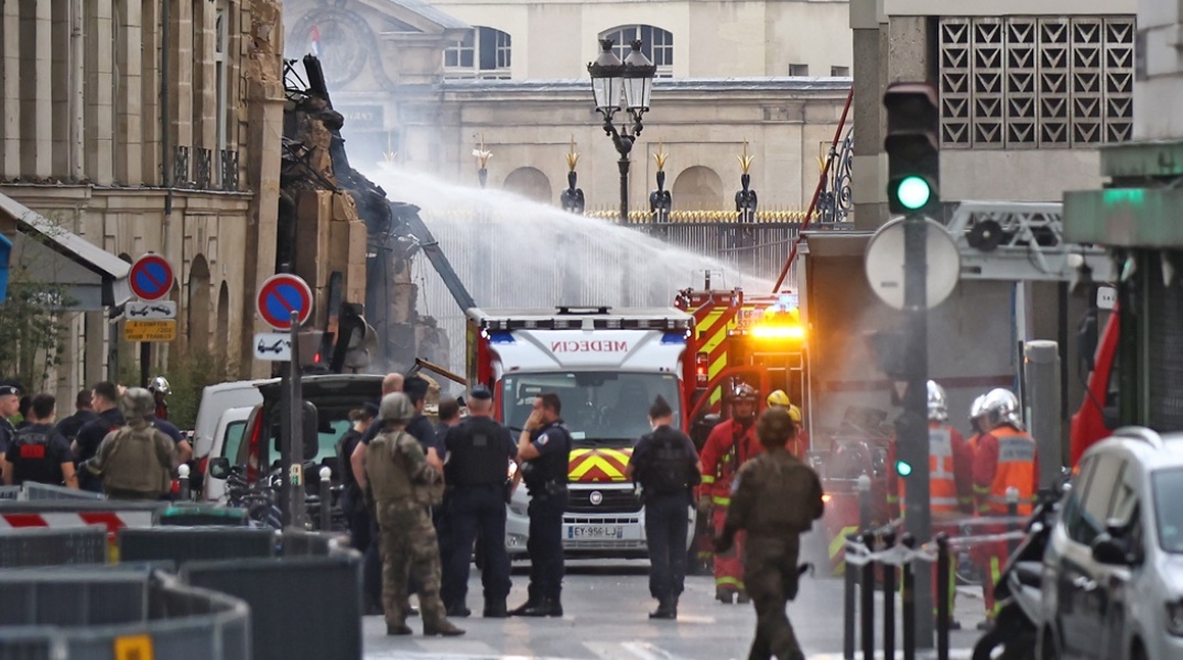Πυροσβεστικές δυνάμεις στο σημείο της ισχυρής έκρηξης στο Παρίσι