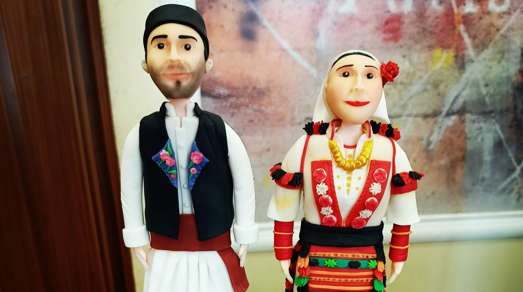 Ζαχαροπλάστης φτιάχνει παραδοσιακές φορεσιές με ζαχαρόπαστα