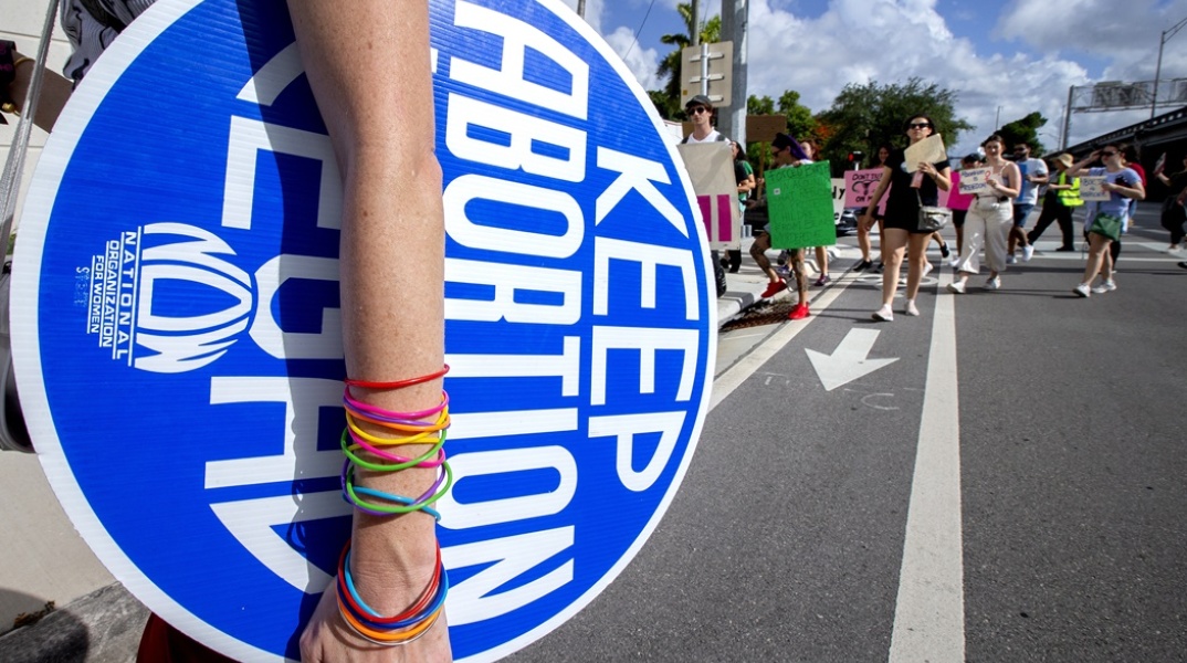 Διαμαρτυρία για το δικαίωμα στην άμβλωση μετά την απόφαση του Ανώτατου Δικαστηρίου των ΗΠΑ