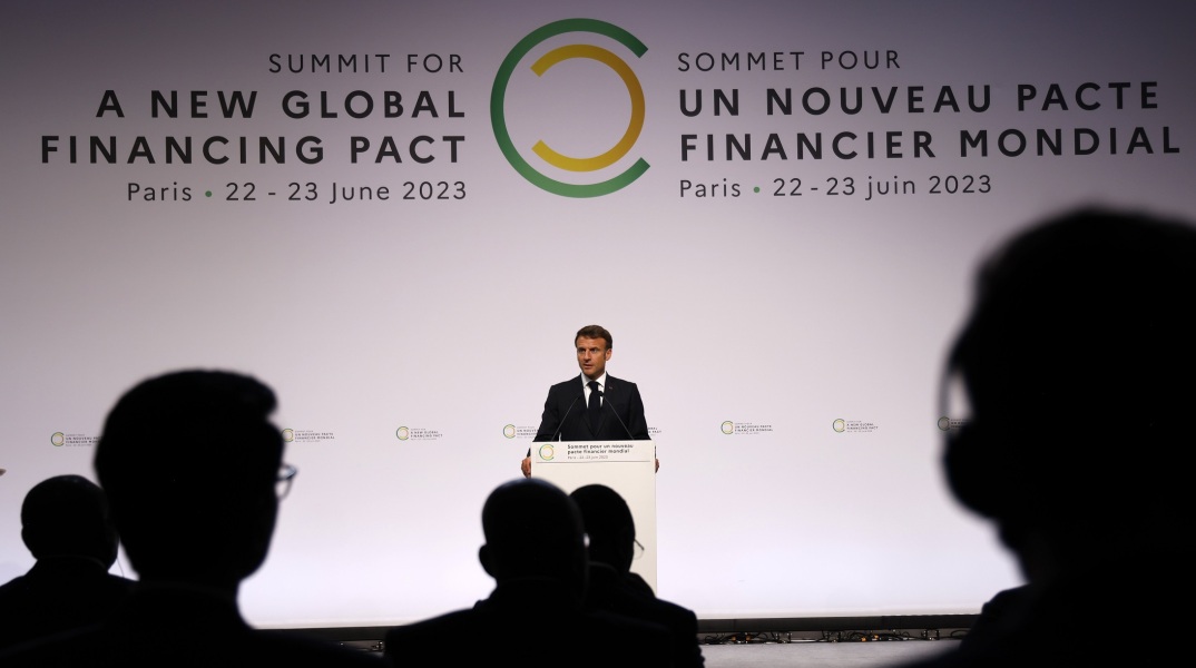 Γαλλία - σύνοδος κορυφής: Ο Μακρόν ζητά να προκληθεί «σοκ από τη δημόσια χρηματοδότηση» για την αντιμετώπιση της φτώχειας και της κλιματικής κρίσης.