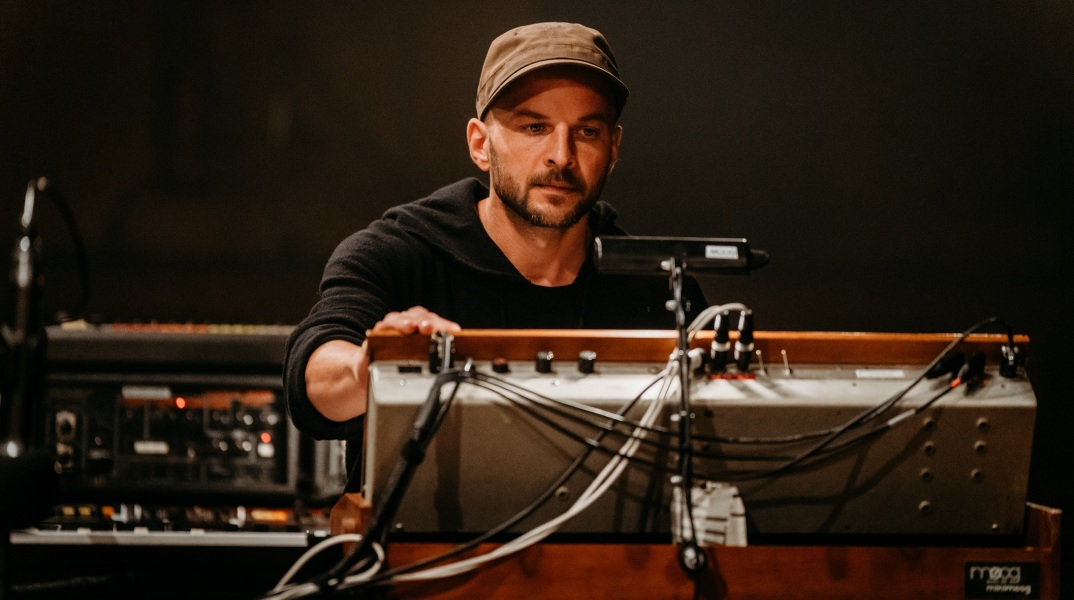 Nils Frahm: O Γερμανός συνθέτης μιλάει για το νέο άλμπουμ «Music for Animals», την ηχογράφησή του με τη σύζυγό του Nina, την κλασική μουσική.