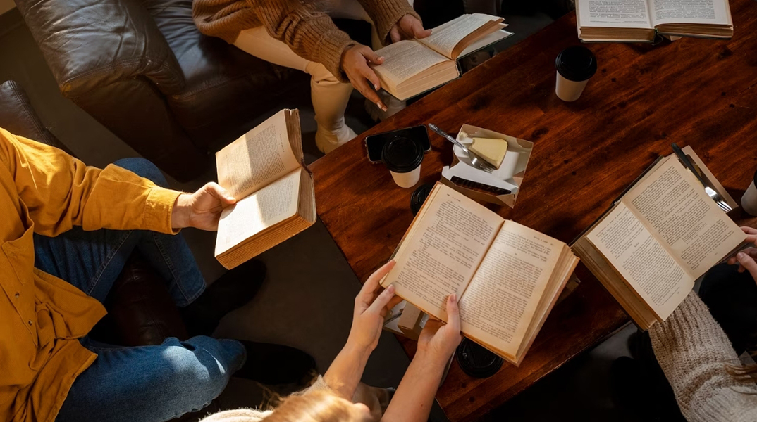 Γιατί διαβάζουμε ακόμα τυπωμένα βιβλία και η αξία του ψηφιακού διαλόγου