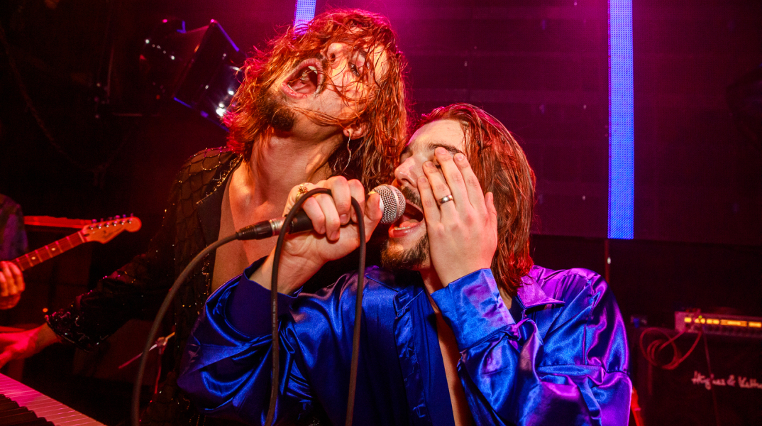 Pink Vanity: Τα αδέλφια Αλέξανδρος και Κωνσταντίνος Κρομμύδας, μιλούν για το indie rock συγκρότημά τους, πριν την εμφάνισή τους στο Release Athens 2023.