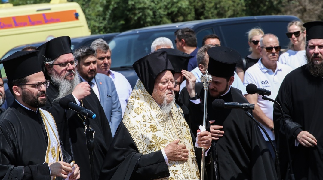 Σύγκρουση τρένων στη Λάρισα: Στον τόπο του σιδηροδρομικού δυστυχήματος στα Τέμπη ο Οικουμενικός Πατριάρχης Βαρθολομαίος - Τέλεσε τρισάγιο στη μνήμη των θυμάτων.