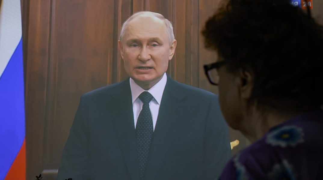 Κρίση στη Ρωσία: Ο πρόεδρος Πούτιν παραμένει και εργάζεται στο Κρεμλίνο, διαβεβαιώνει ο εκπρόσωπος της ρωσικής προεδρίας Ντμίτρι Πεσκόφ.