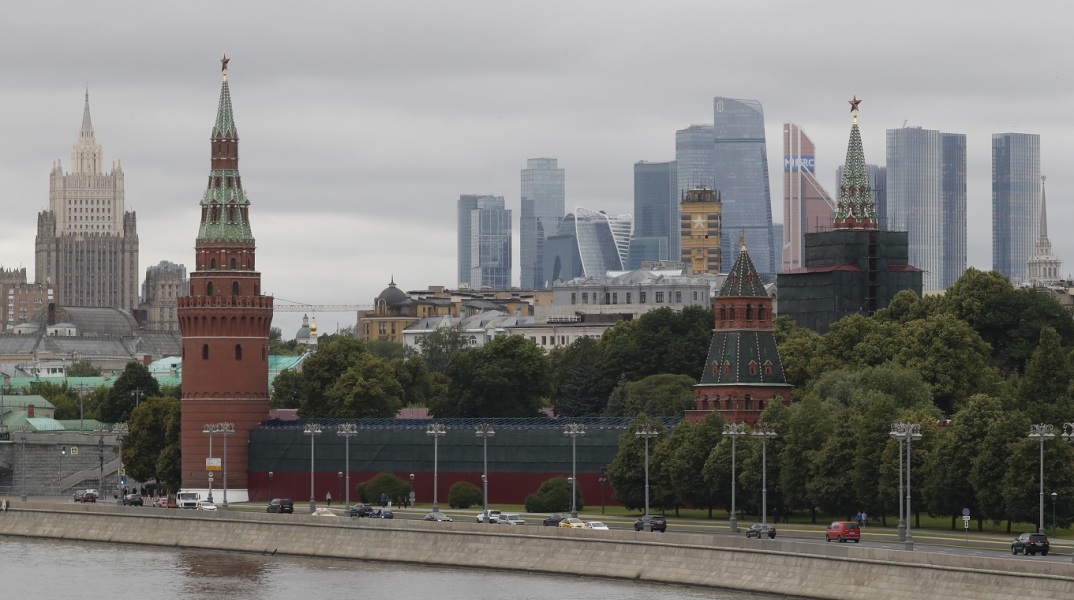 Ρωσία: Πολιτικοί και ολιγάρχες φεύγουν από τη Μόσχα με ιδιωτικά αεροπλάνα - Το προεδρικό αεροσκάφος χάθηκε από τα ραντάρ.