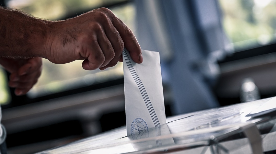 Χέρι τοποθετεί το ψηφοδέλτιο στην κάλπη