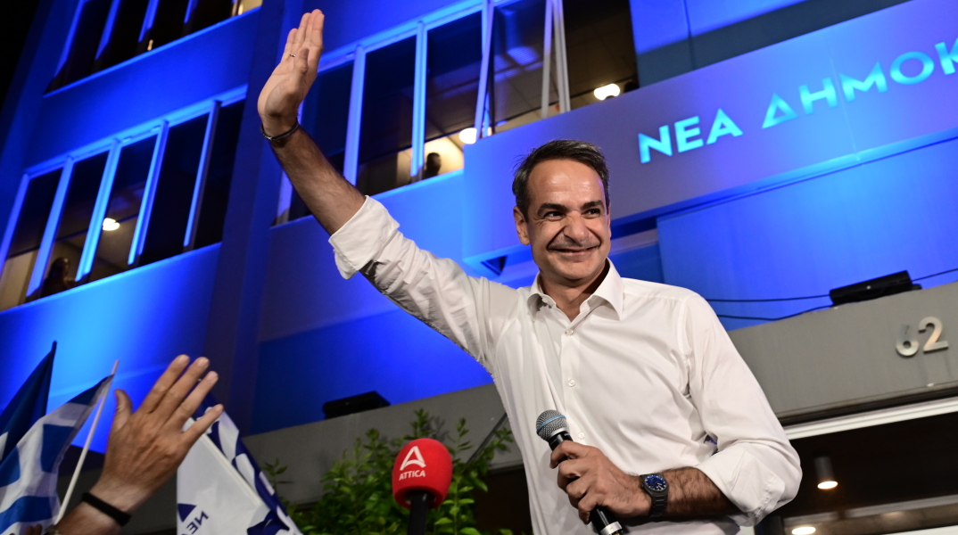 Ο Κυριάκος Μητσοτάκης στα γραφεία της Νέας Δημοκρατίας μετά τη νίκη του κόμματός του στις εκλογές της 25ης Ιουνίου