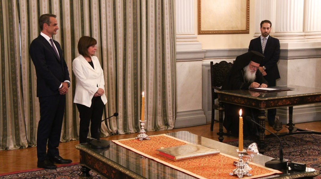 Κυριάκος Μητσοτάκης, Κατερίνα Σακελλαροπούλου και Αρχιεπίσκοπος Ιερώνυμος σε στιγμιότυπο από τη σημερινή ορκωμοσία του πρωθυπουργού