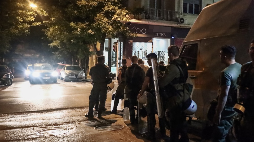 Αστυνομικές δυνάμεις έξω από τα γραφεία του ΠΑΣΟΚ στη Χαριλάου Τρικούπη μετά από επίθεση αγνώστων με πέτρες