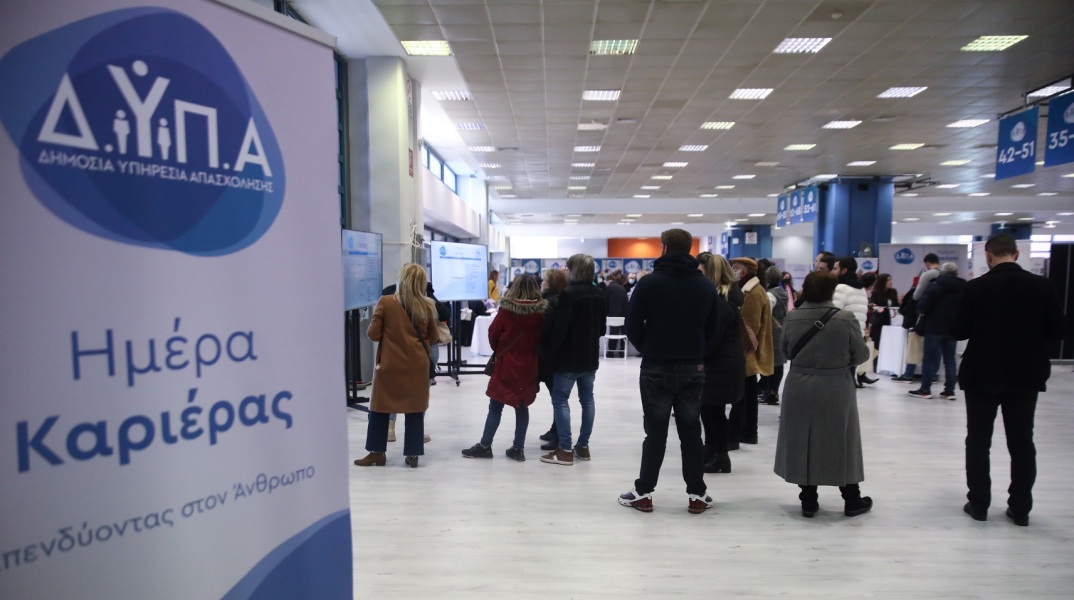 ΔΥΠΑ: Σχεδόν δύο στους τρεις ωφελούμενους των προγραμμάτων απασχόλησης συνεχίζει να εργάζεται 12 μήνες μετά τη λήξη του προγράμματος. 