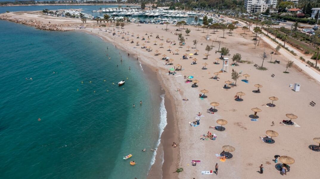 Έτοιμες να υποδεχθούν τους λουόμενους οι παραλίες της Γλυφάδας
