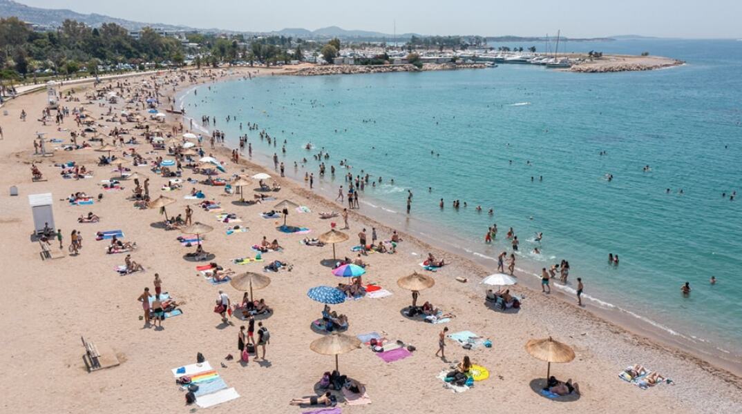 Έτοιμες να υποδεχθούν τους λουόμενους οι παραλίες της Γλυφάδας