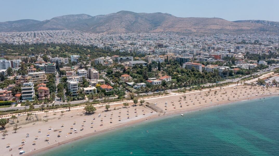 Έτοιμες να υποδεχθούν τους λουόμενους οι παραλίες της Γλυφάδας