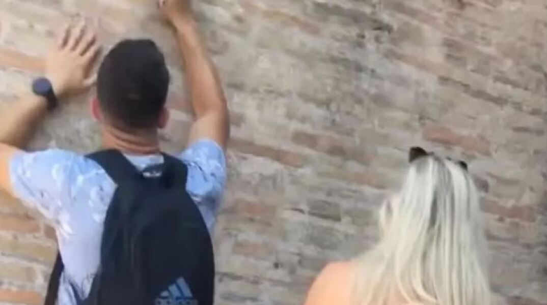 Viral ο τουρίστας που χάραξε με κλειδιά ονόματα στο Κολοσσαίο