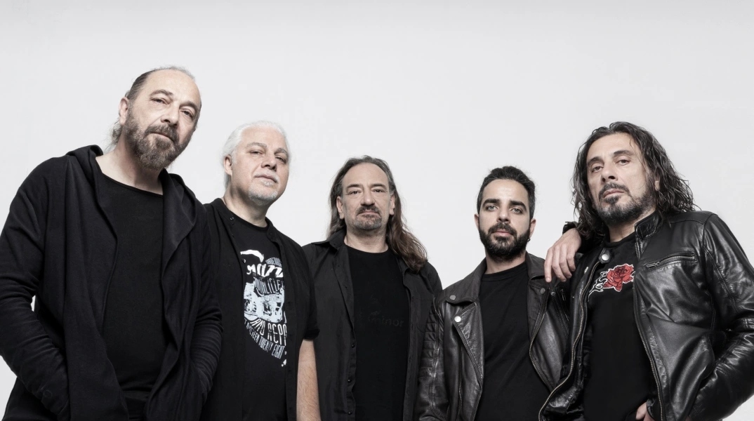 Οι Magic de Spell διασκευάζουν Μίκη Θεοδωράκη: Ο Θοδωρής Βλαχάκης μιλάει για τις νέες single κυκλοφορίες της μπάντας, «Σφαγείο» και «Σκοτώνω Λένε, Σημαίνει Ζω»