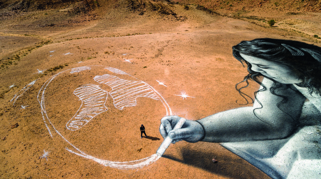 Ο Γάλλος καλλιτέχνης Saype δημιουργεί, εμπνευσμένος από  τη συλλογή BIOCERAMIC MoonSwatch – μια συλλογή με ρολόγια που μοιάζουν με αντιστοιχίες του πλανητικού μας συστήματος – δύο γιγάντιες εικόνες στη φύση με βιοδιασπώμενο χρώμα. 