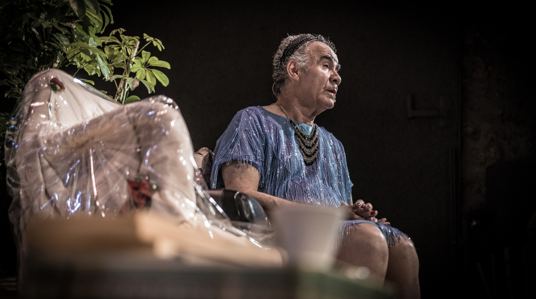 Ο Χρήστος Στέργιογλου στην παράσταση «Το ρόδο είναι ρόδο»