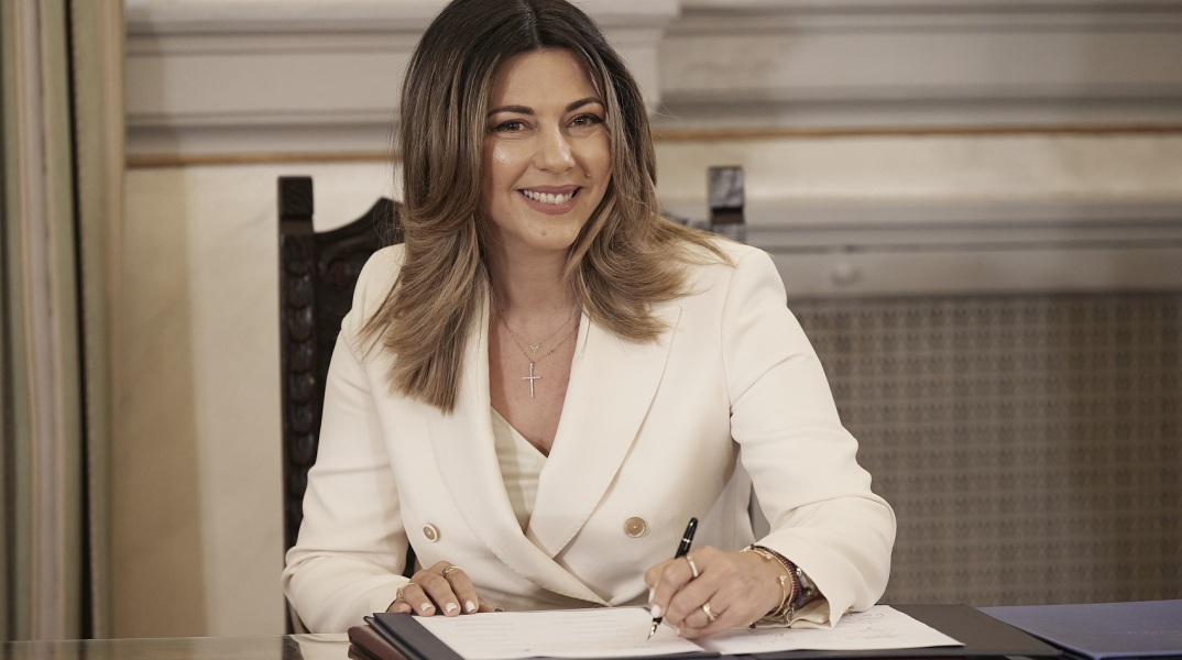 Η σεξιστική επίθεση ενάντια στη Σοφία Ζαχαράκη μετά την ανάληψη των καθηκόντων της στο νεοσύστατο Yπουργείο Κοινωνικής Συνοχής και Οικογένειας.