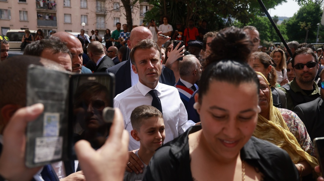 Γαλλία: «Συγκλονισμένος» για τον θάνατο 17χρονου από σφαίρα αστυνομικού δήλωσε ο πρόεδρος Μακρόν - Έκκληση  για ηρεμία μετά τη νύχτα έντασης στα προάστια.