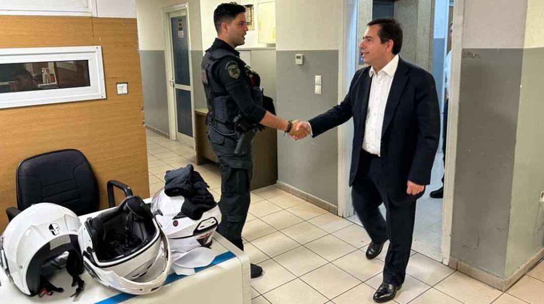 Νότης Μηταράκης: Στο αστυνομικό τμήμα Ομόνοιας βρέθηκε τα μεσάνυχτα ο νέος υπουργός Προστασίας του Πολίτη - Συνομίλησε με τους αστυνομικούς της βάρδιας.