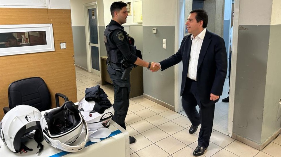 Νότης Μηταράκης: Στο αστυνομικό τμήμα Ομόνοιας βρέθηκε τα μεσάνυχτα ο νέος υπουργός Προστασίας του Πολίτη - Συνομίλησε με τους αστυνομικούς της βάρδιας.