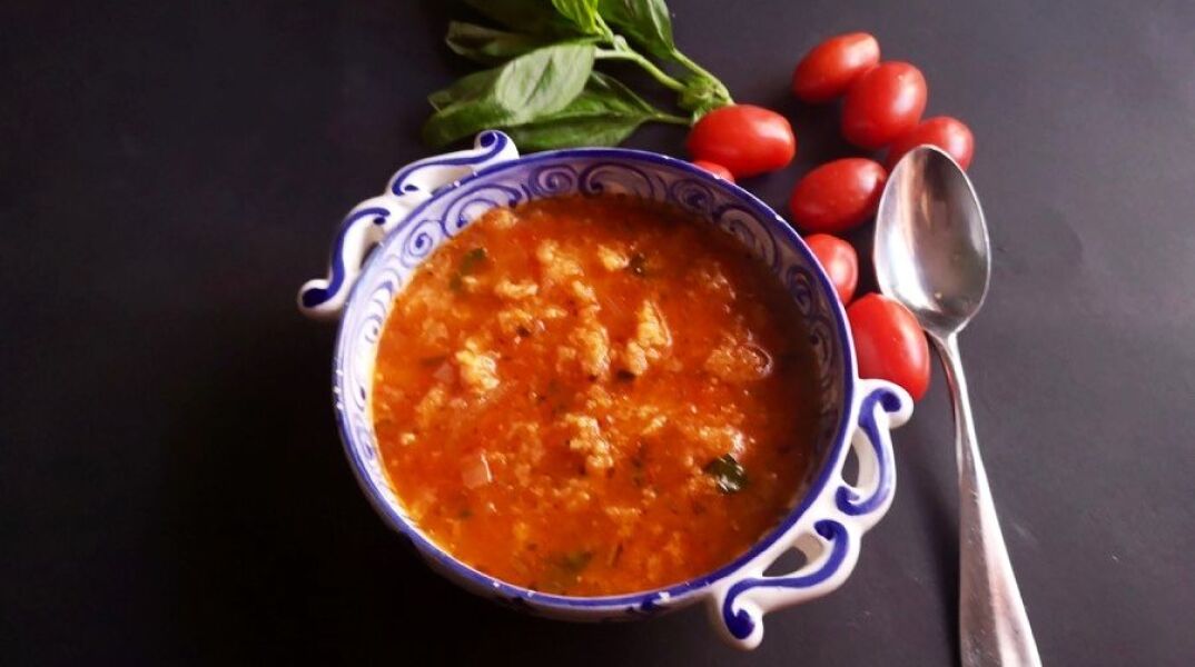 Η ντοματόσουπα του καλοκαιριού