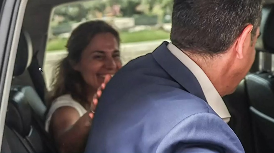 Αλέξης Τσίπρας: Το χαμόγελο υποστήριξης της Μπέτυς Μπαζιάνα μετά την ανακοίνωση παραίτησης από την ηγεσία του ΣΥΡΙΖΑ στο Ζάππειο.