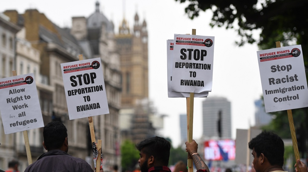 Βρετανία: Παράνομο έκρινε εφετείο το σχέδιο του Λονδίνου να απελαύνει τους παράτυπους μετανάστες στη Ρουάντα - Πλήγμα για την κυβέρνηση Σούνακ.