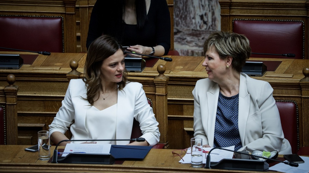 Η παραίτηση του Αλέξη Τσίπρα από την προεδρία του ΣΥΡΙΖΑ, τα ερωτήματα για τον ρόλο που θα διαδραματίσει, η ενδεχόμενη υποψηφιότητα της Έφης Αχτσιόγλου,