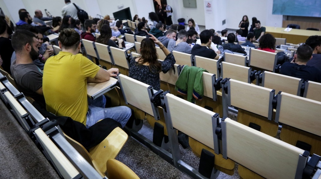 Φοιτητές στο εσωτερικό αμφιθεάτρου