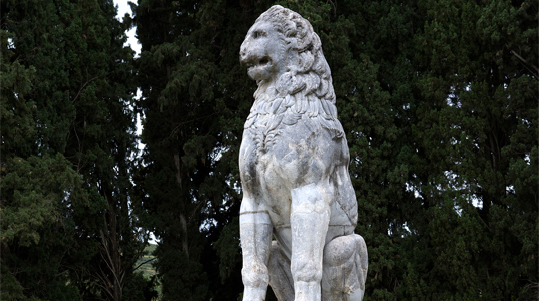 Ο Λέοντας της Χαιρώνειας, Πολυάνδριο των Θηβαίων Ιερολοχιτών