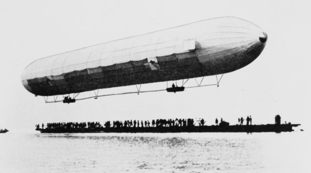 Σαν σήμερα 2 Ιουλίου: Το 1900, η πρώτη πτήση του Ζέπελιν - Η εφεύρεση του Φερδινάνδου φον Ζέπελιν που άλλαξε τον ρου της αεροπλοΐας στις απαρχές του 20ου αιώνα.