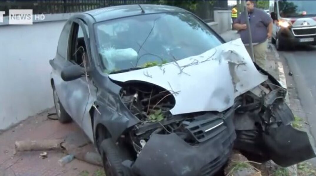Το αυτοκίνητο με φανερές ζημιές από την πτώση του σε κολώνα και δέντρο μετά την καταδίωξη στην Πειραιώς