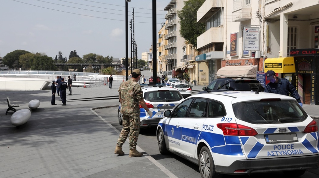 Περιπολικό της Κυπριακής Αστυνομίας και αστυνομικοί σε πλατεία