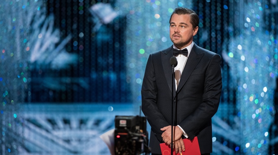 Ο Λεονάρντο Ντι Κάπριο με κουστούμι σε επίσημη τελετή