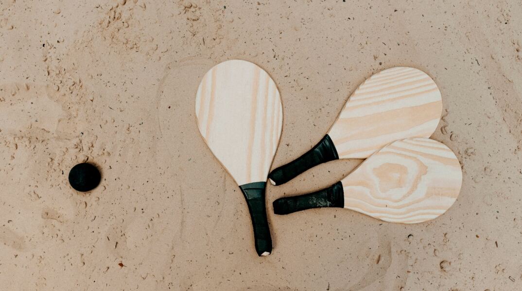 Ρακέτες στην άμμο παραλίας