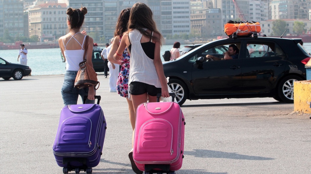 Νέες με τις βαλίτσες τους στο λιμάνι του Πειραιά ετοιμάζονται για επιβίβαση σε πλοίο